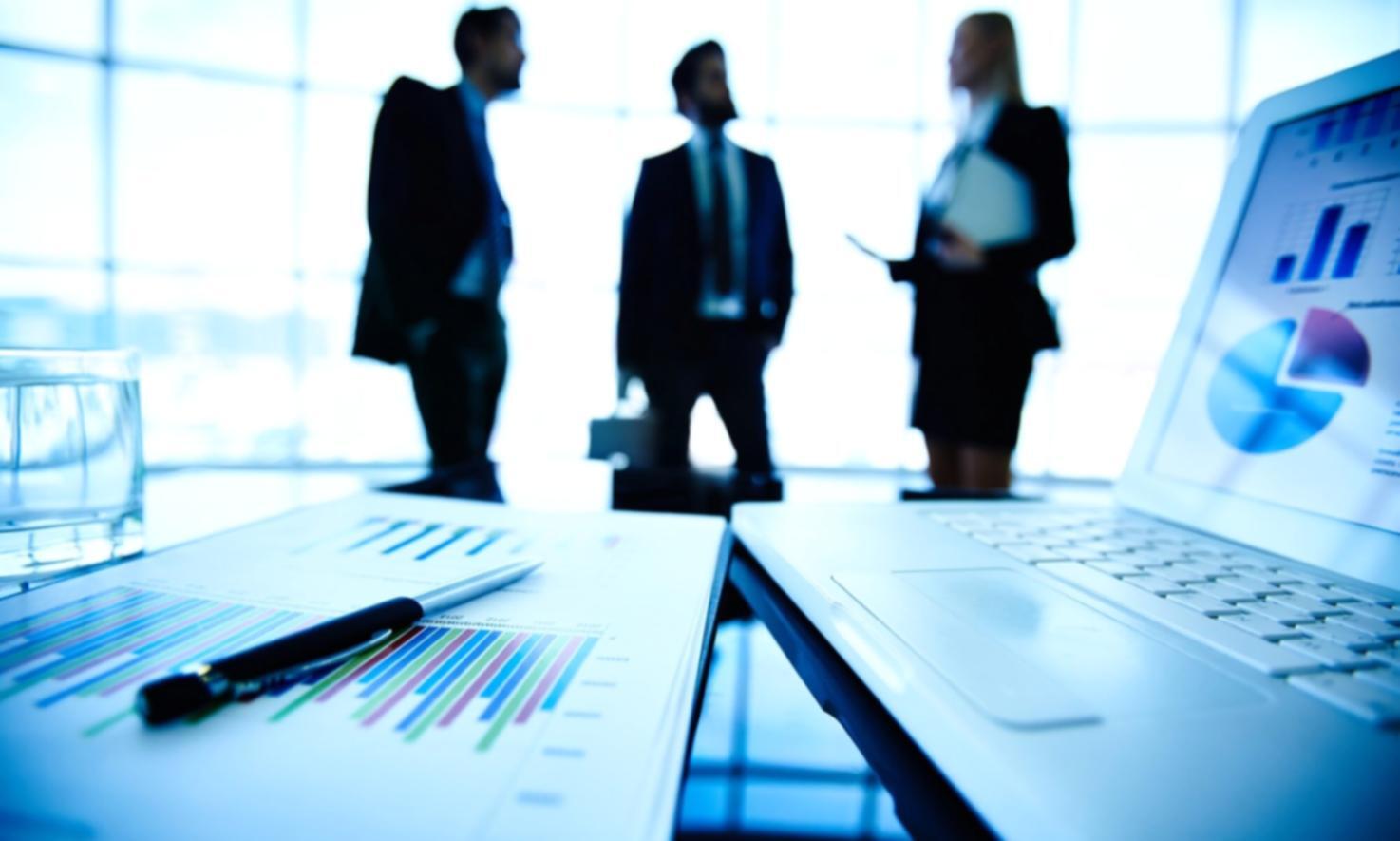 Session de formation budgétaire en cours avec formateur et participants